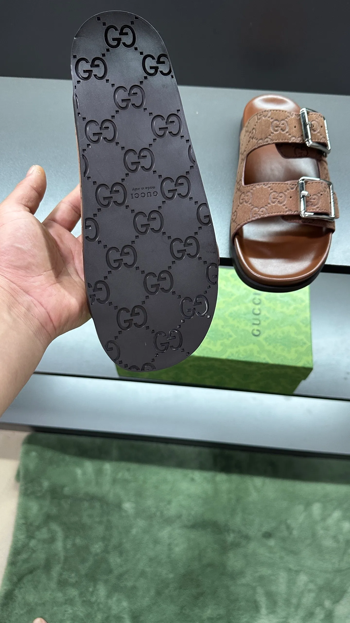 [G Home New Style] P: 320💰Men's size 39~45, (46. Customized) This slipper is made of GG polyester fiber and is decorated with a Gucci label on the front, which adds a striking logo feel to the style. "Gucci Made in Italy" stamped label Rubber sole Flat Made in Italy